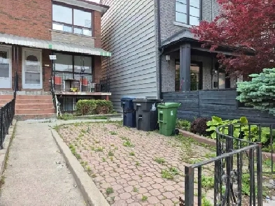 Toronto Downtown Bathurst/Dundas Rooms $1000 and $900 Image# 1