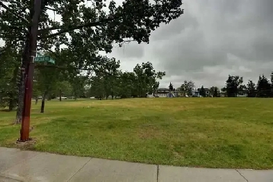 private master bedroom available now on main floor in Ranchland Image# 4