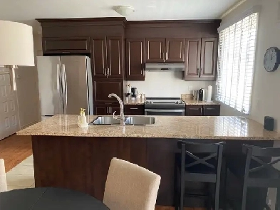 4.5 A LAVAL TRÈS TRANQUILLE CONSTRUCTION SUPÉRIEURE ASCENSEUR Image# 6