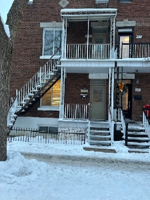 Attractive Renovated 4 1/2 Upper Duplex in Villeray for Rent Image# 1