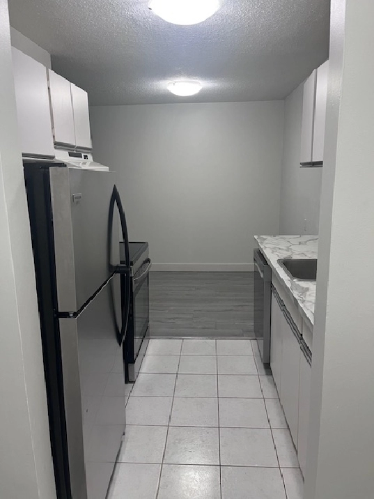 Mar1/1 Br / Large/ 750sf /Updated/ Balcony / Includes Parking