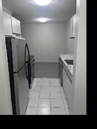Mar1/1 Br / Large/ 750sf /Updated/ Balcony / Includes Parking