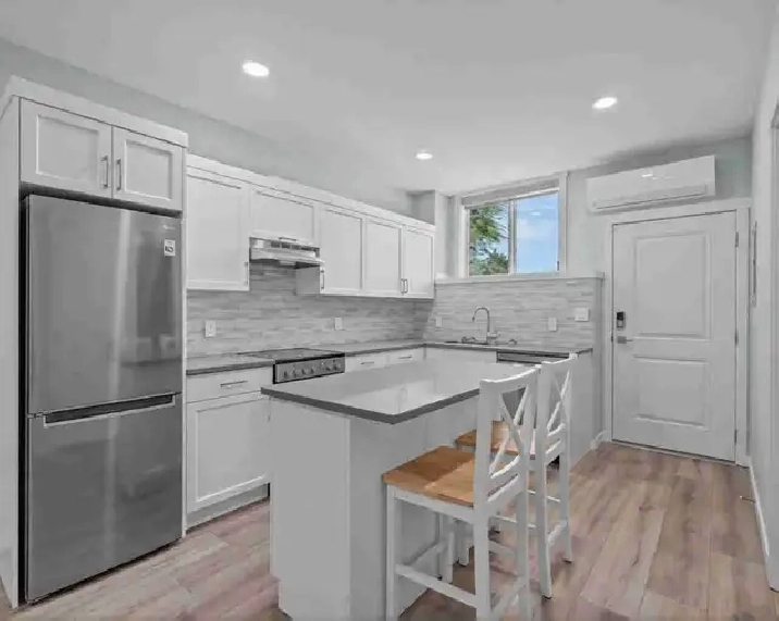 Modern 2 Bedroom Basement Suite In Batchelor Heights