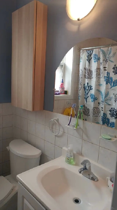 $600/month – Spacious Main Floor Rent (Keelesdale station) Image# 1