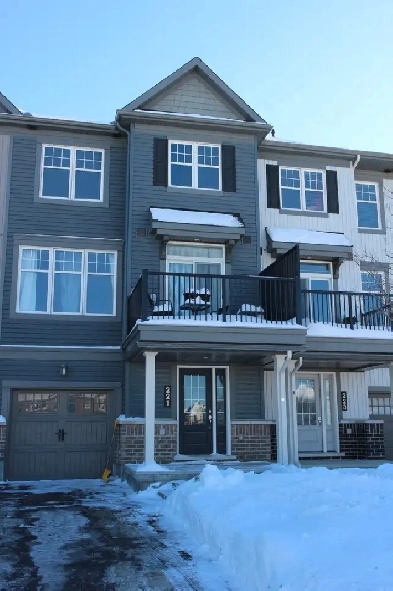 3-STOREY TOWNHOUSE IN ORLEANS FOR RENT Image# 2