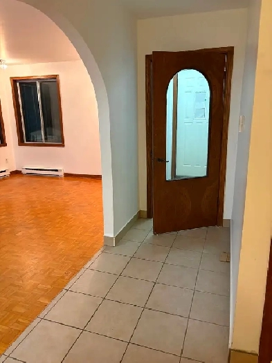 LIBRE TRÈS GRAND 6 1/2 avec cour & garage à louer à Vimont Laval Image# 10