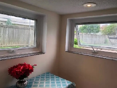 VERY BRIGHT ROOM BATHURST/STEELES STEPS TO BUS NORTH YORK Image# 1