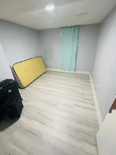 FURNISHED GIRL SHARING ROOM AVAILABLE NEAR SQUARE ONE Image# 1