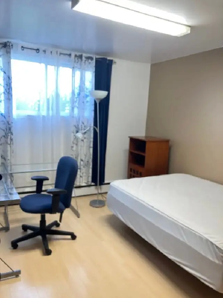 À 5 MINUTES de L`U de S - ÉTUDIANT(ES)- SESSION D`ÉTÉ/ STAGES