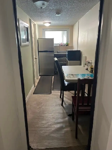 VERY LARGE ROOM BATHURST & DEWLANE NORTH YORK NEAR BUS/PLAZA Image# 2