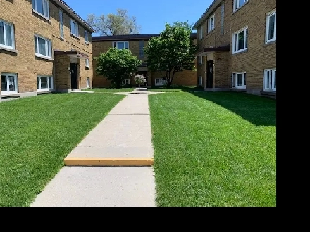 Extra Large Renovated 2 bdrm Image# 3