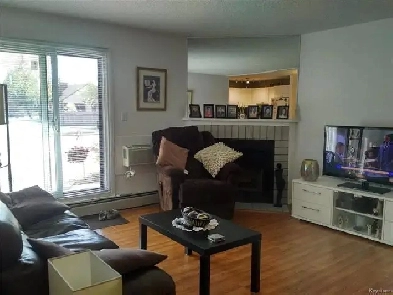 Gorgeous 2 bedroom condo in the prestigious area of Lindenwoods Image# 1