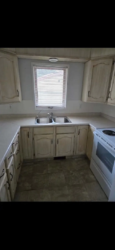 Three bedroom upstairs suite at 431 Kingsmere Blvd. Image# 5