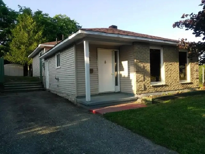 Elliot Lake: 2 bedroom detached backsplit on a large corner lot