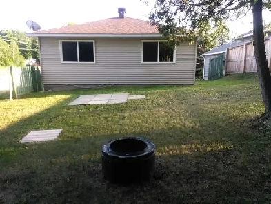 Elliot Lake: 2 bedroom detached backsplit on a large corner lot Image# 4