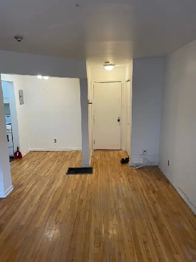 3 1/2 Westmount March heat hot water incl. Image# 2