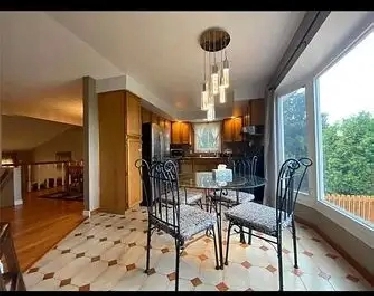 4 Bedroom House For Lease Near William Parkway & Dixie Rd