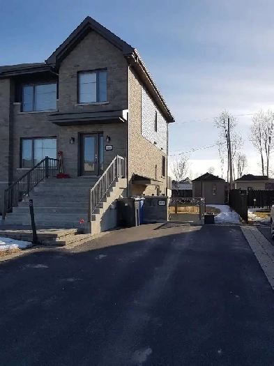 Superbe condo 3.5 a louer domaine du boisé a longueuil. 1er juin Image# 1