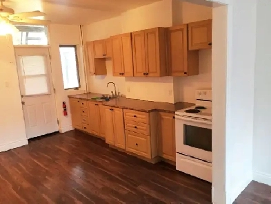 Beautiful 2-Bedroom unit near Sandy Hill- Available May 1st! Image# 1