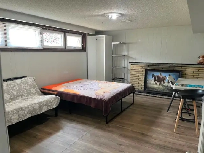 VERY LARGE BEAUTIFUL ROOM BATHURST/STEELES NEAR BUS/PLAZA