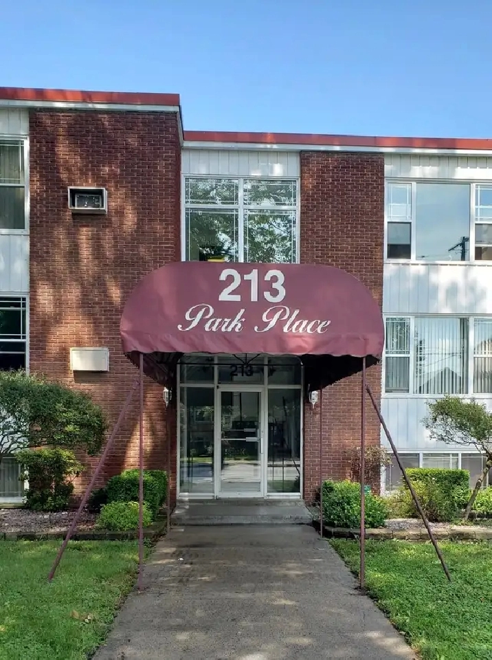 Main Floor BACHELOR APARTMENT Immediate Occupancy