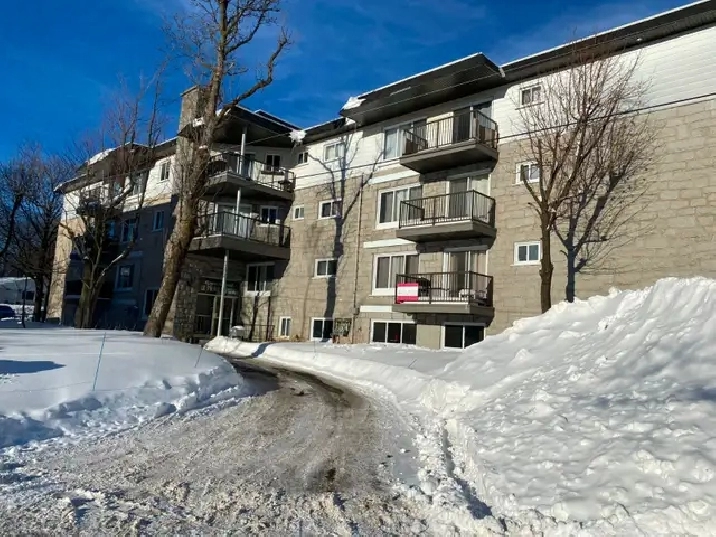 2 1/2 à Ste-Foy Piscine intérieure pour JUILLET