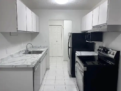 Mar1/1 Br / Nicely Updated/750sf / Balcony / Includes Parking