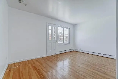 4 1/2 ensoleillé avec 2 cc fermées secteur résidentiel Image# 1