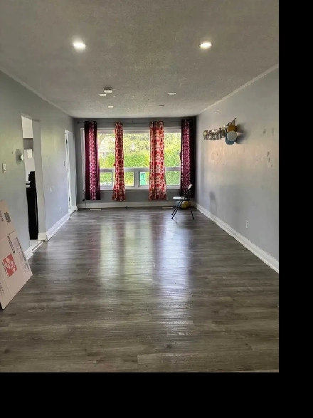 3 BHK Bungalow   1.5 Washroom  seperate laundry in Brampton