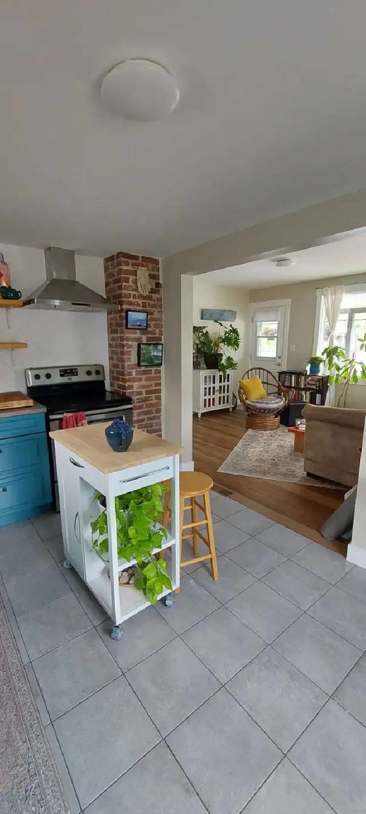 Cute updated 2 bedroom in East Trail, walk to everything!