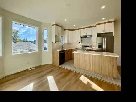 New Luxury 2-Bed 2 Bath Garage Suite in Inner-City Extended Image# 1