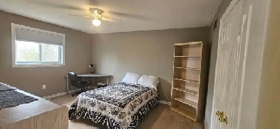 LARGE, FURNISHED MODERN CLEAN ROOM IN SOUTH BARRIE AVAILABLE NOW