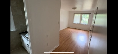 5 Bedroom 3 Bathroom House on Oxford St Utilities Included Image# 1