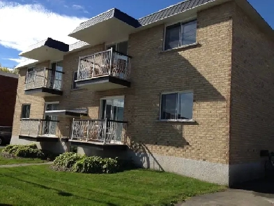 Beau 4.5 fraichement rénové près Lac Boivin Granby pour 55 ans Image# 1