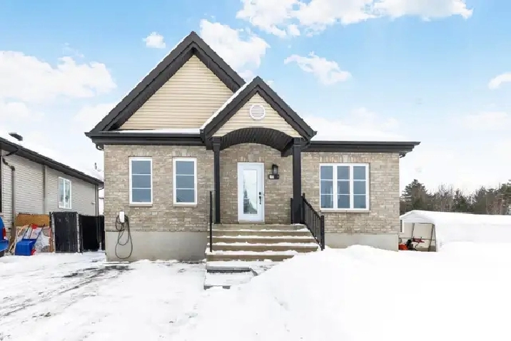 GRAND MAISON (4 1/2) A LOUER