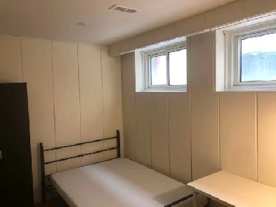 VERY BRIGHT ROOM STEELES-BATHURST SHARES WASHROOM WITH 1 GUY Image# 1