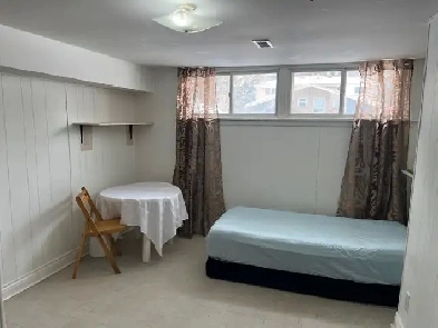 VERY BRIGHT ROOM -50m TO PLAZA STEELES/BATHURST NEAR BUS/PLAZA Image# 1