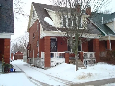 STUDENT  6 BEDROOM HOUSE : 7 MIN WALK TO QUEEN'S CAMPUS Image# 1