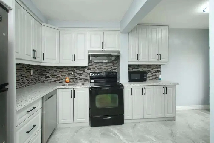 1,500 sf 5-Bed Townhome   Bsmt/Yard/Parking Incl (Dusay Place)