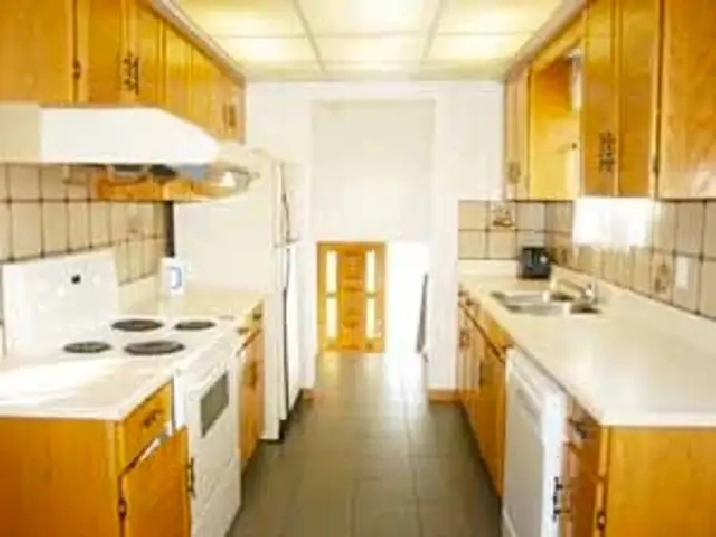 MAIN FLOOR Beautiful bright large 3bdrm - FREE iNet   Cable