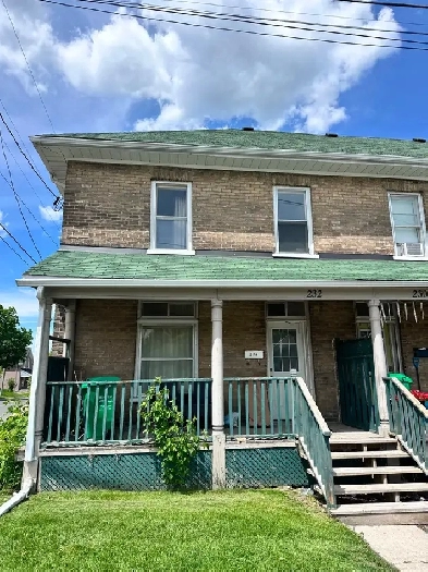 RENOVATED 4 Bdrm Close to Downtown, Shops, Park, Water &MORE! Image# 1