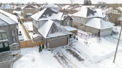 Beautiful Detached 4 Bed in Cayuga, with a pool!