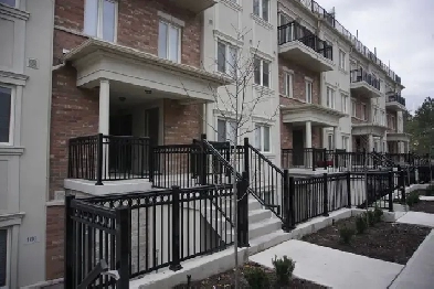 2-Bedroom   Den, 1-Bath, 1-Level Townhouse, Coneflower Crescent Image# 1