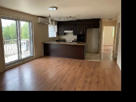 4.5 À LAVAL TRÈS TRANQUILLE CONSTRUCTION SUPÉRIEURE ASCENSEUR Image# 1