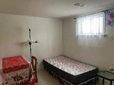 STEELES AND BATHURST BRIGHT ROOM BASEMENT NORTH YORK NEAR BUS Image# 1