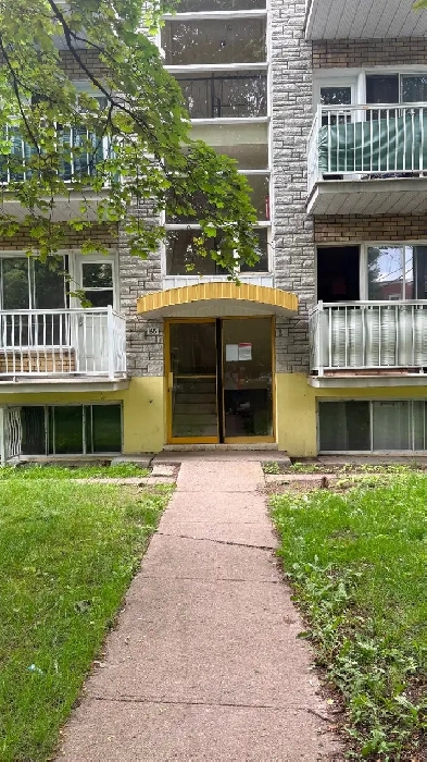 4 1/2 - 2 chambres fermées - réfrigérateur et cuisinière fournis Image# 1