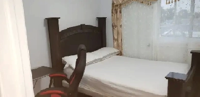 CLOC - CHAMBRE DES MAÎTRES BEAU BALCON VUE IMPRENABLE SUR RUE Image# 1