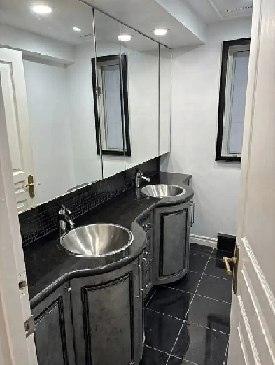 Grand 4 ½ de plus de 1 000 pi²   1 minutes du Métro Crémazie Image# 1