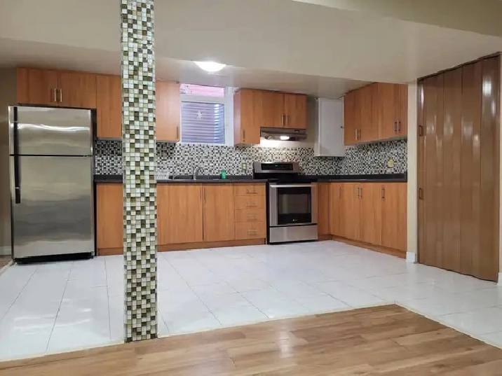 HUGE ROOM AVAILABLE WITH PARKING FROM APRIL 1