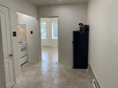 À louer 2 1/2 avec chambre fermée - metro St michel Image# 1